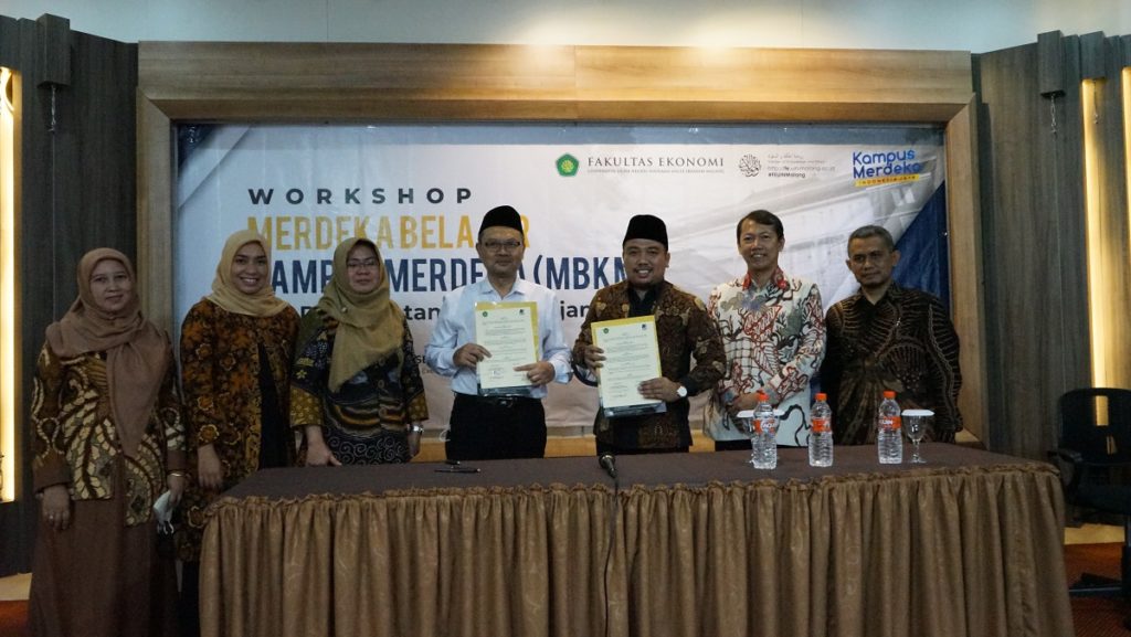 Dekan Fakultas Ekonomi, Dr. Misbahul Munir, LC., M.EI., bersama dengan Wisnu Satria Bharata, Branch Manager Bank Muamalat Cabang Malang menunjukkan nasskah perjanjian kerjasama.