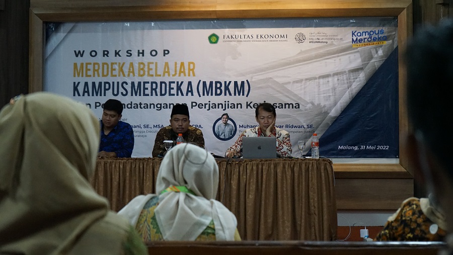 Barianto Nurasri Sudarmawan, M.E., selaku moderator bersama Wisnu Satria Bharata, serta Dr. Zaenal Fanani, M.SA., AK., CA., ACPA pada Workshop MBKM Fakultas Ekonomi UIN Maulana Malik Ibrahim Malang