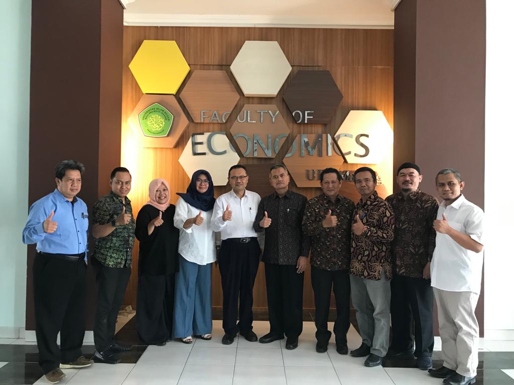 Foto bersama Dekan FE UIN Malang, Dr. H. Misbahul Munir, Lc., M.EI. bersama Dekan FEBI UIN Prof. KH. Saifuddin Zuhri, Dr. H. Jamal Abdul Aziz, M.Ag.