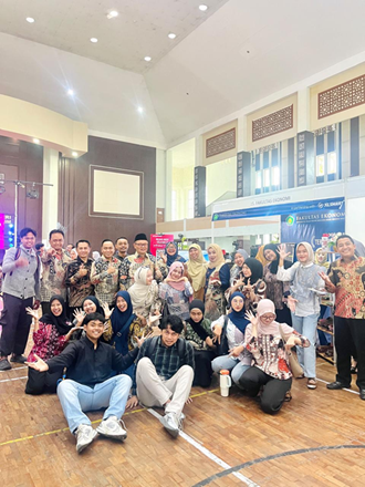 Dekan FE UIN Malang, Dr. H. Misbahul Munir, Lc., M.EI. beserta jajaran berfoto bersama mahasiswa saat meninjau stan FE di Dies Maulidiyah UIN Malang 2026.